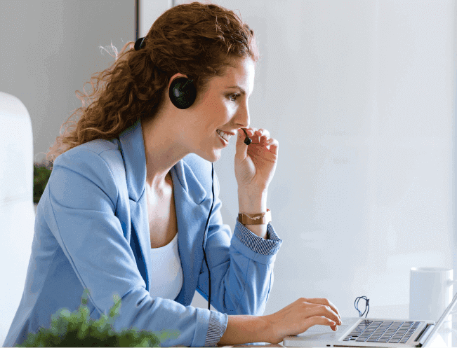 Consultora atendiendo una reunion de diagnostico empresarial